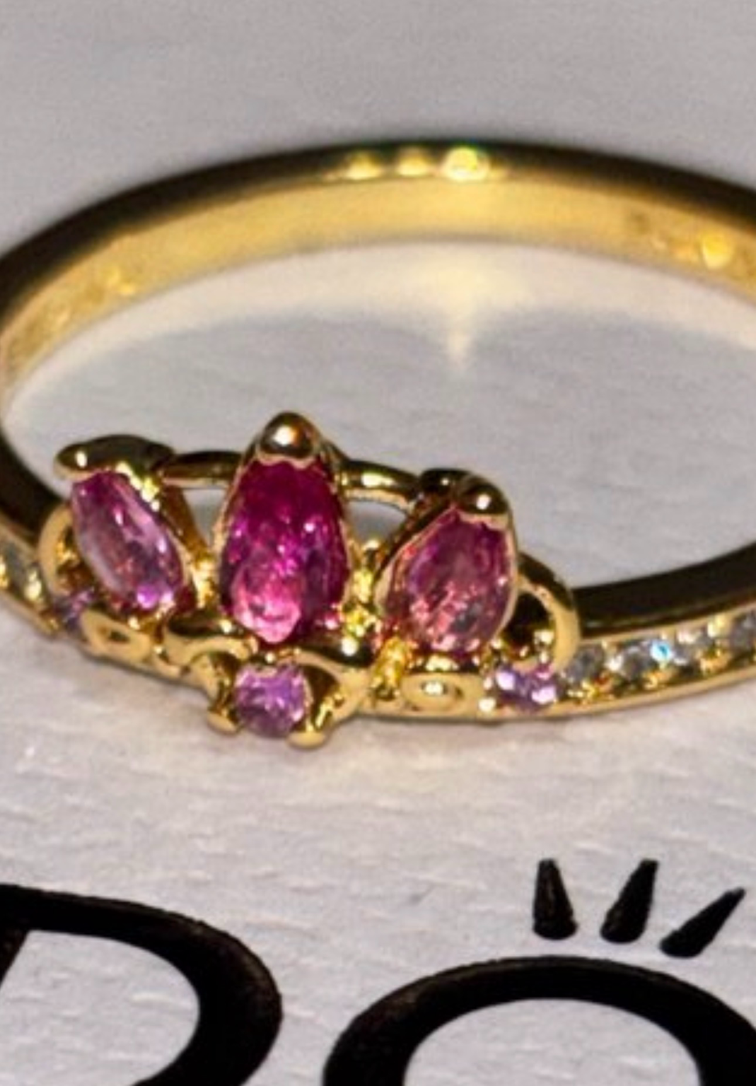 Anillo Elegante con Detalles Brillantes ✨